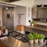 Küche mit Edelstahlarbeitsfläche, Gasherd und Küchenzeile