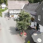 Haus mit Balkon, Terrasse und Grillplatz im Grünen