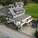 Haus mit Terrasse, Spielplatz und Trampolin im Grünen