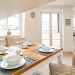 Offener Wohnbereich mit Zugang zum Balkon