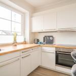 Offene, voll ausgestattete Küche