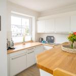 Offene, voll ausgestattete Küche