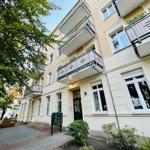 Fassade eines Mehrfamilienhauses mit Balkonen und Fenstern