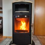 Kaminofen mit gemütlicher Wärme an kalten Wintertagen