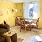 Vom Esstisch aus blicken Sie in den Garten.