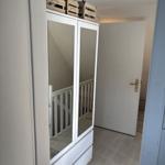 Schlafzimmer mit Spiegelschrank und Holzboxen oben