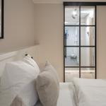 Schlafzimmer mit separaten Duschbad und WC