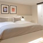 Schlafzimmer mit Doppelbett und Schrankeinbauten