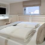 Schlafzimmer mit Blick zum Fernseher