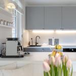 Moderne Küche mit allen Geräten