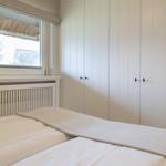 Schlafzimmer mit Doppelbett und Schrankeinbauten