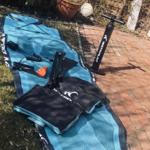 Aufstellplatz für Stand-Up-Paddleboard mit Pumpe und Zubehör im Garten.