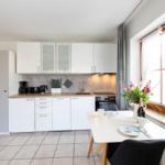 Küche mit Essbereich, Fenster und Küchenzeile
