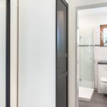 Badezimmer mit Dusche, Toilette und Fenster