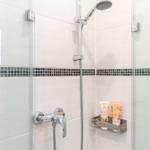 Dusche mit Glaswand, Duschbrause und Seifenspender