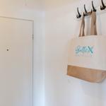 Haus mit Eingangstür und Tasche an Wandhaken