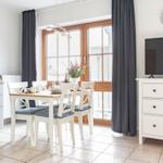 Küche mit Essbereich, TV und Fenster mit Blick.