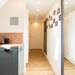 Küche mit Holzoberfläche und Korridor mit Wanddekoration.