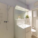 Badezimmer mit Dusche, Waschbecken und Toilette
