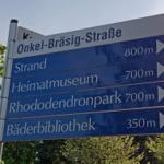 Schild weist auf Strand, Museum und Park hin.