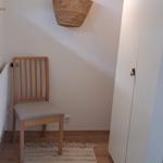 Ankleidezimmer mit großem Kleiderschrank