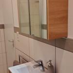 Badezimmer mit Waschbecken, Spiegelschrank und Dusche