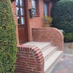 Weg vom Parkplatz zum Eingang