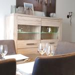 Esstisch mit Stühlen und Sideboard im Wohnbereich.
