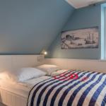 Schlafzimmer mit Bett, Wandbild und Fenster