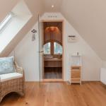 Dachgeschosszimmer mit Sitzgelegenheit und Sauna