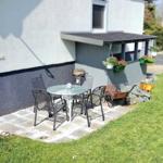 Sitzecke mit Grillmöglichkeiten. Ein größerer Tisch steht zur Verfügung.