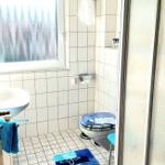 Badezimmer mit Dusche