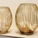 Zwei goldfarbene Körbe mit Muscheln stehen auf einer Ablagefläche.