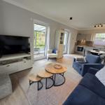 Wohn- und Essbereich mit Küchenzeile und Terrasse.