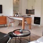 Wohn- und Essbereich mit Küchenzeile und TV. Holzmöbel und modernes Design.