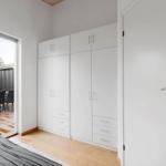 Schlafzimmer mit weißem Schrank und Terrassentür
