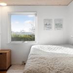 Schlafzimmer mit Bett, Fenster und Korb.