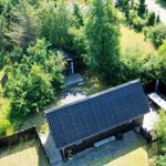 Haus mit Pool und Terrasse im Grünen