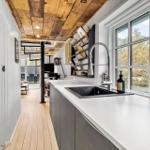 Küche mit Arbeitsplatte, Spüle und Fenster zum Blick auf den Garten.