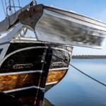 Historisches Segelschiff Fulton liegt im Hafen mit Rettungsring und Boot.