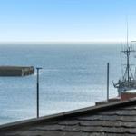 Meeransicht mit Booten und Steg im Hafen