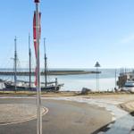Blick auf Hafen mit Segelschiffen und Yachten durch Fenster