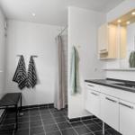 Badezimmer mit Dusche, Waschbecken und Fenster