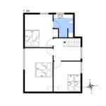Erdgeschoss mit zwei Schlafzimmern, Bad und Treppe zur oberen Etage.
