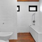 Badezimmer mit Badewanne, Bidet und zwei Fenstern