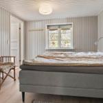 Schlafzimmer mit Bett, Stuhl und Fenster zur Aussicht