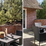 Terrasse mit Tisch und Stühlen, Blick auf Nadelbäume und Backsteinmauer.