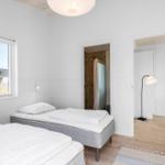 Zwei Betten, Fenster mit Aussicht, Badezimmer und Stehlampe.