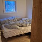 Schlafzimmer mit Bett und Fenster zur Außenseite.