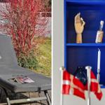 Außenliegende Liege mit Decke und Buch. Innerecke mit blauem Regal, Handmodell, Flasche und Flaggen.